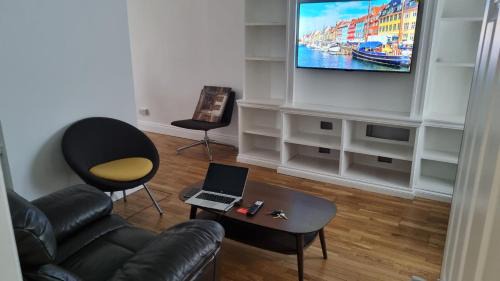 New Eltham Apartment | Cheerful 4 bedroom