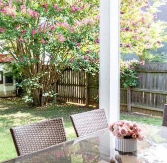 The Nations House | Cheerful 6 Beds 3 Bedroom House with Outdoor Space
