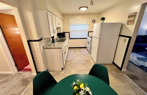 Westwood Apartment | Cheerful Bright Apartment 9 minutes to Dwntwn