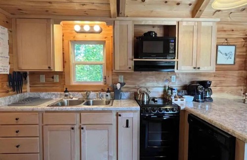 Mill Spring Cabin | Cheerful Cabin with Mountain View & Hot Tub