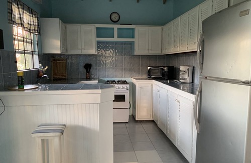 Cedar Grove Cottage | Cheerful cottage with big garden 5 min to the beach 10 min to AUA