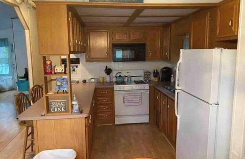 South Casco Cottage | Cheerful cottage with All inclusive family fun!