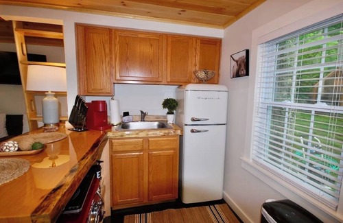 Edgecomb Cottage | Cheerful Cottage with Loft Close to Everything 6