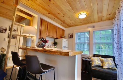 Edgecomb Cottage | Cheerful Cottage with Loft Close to Everything 6