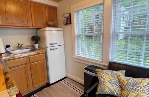 Edgecomb Cottage | Cheerful Cottage with Loft Close to Everything 6