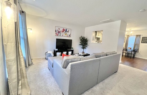 Paw Creek House | Cheerful & Cozy Home Near CLT Airport and Uptown CLT