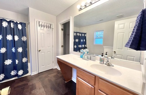 Paw Creek House | Cheerful & Cozy Home Near CLT Airport and Uptown CLT
