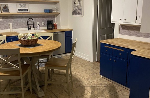 Columbus House | Cheerful Downtown 3 Bedroom home in the historic area of Columbus
