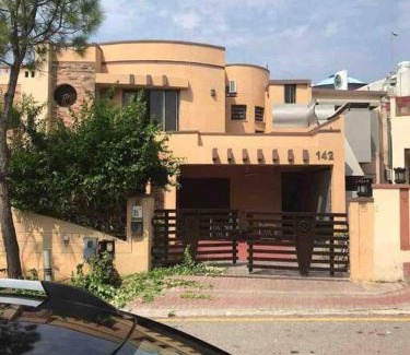 Rawalpindi House | Cheerful Ground 2 beds villa with porch & lawn