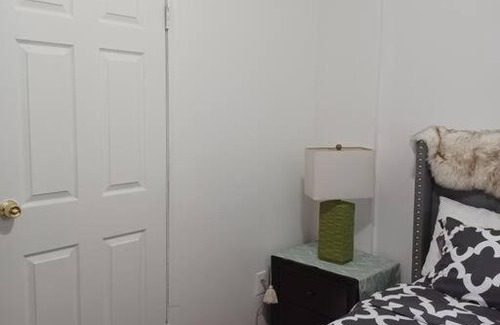 Queens Apartment | Cheerful one bedroom studio with free parking/wifi