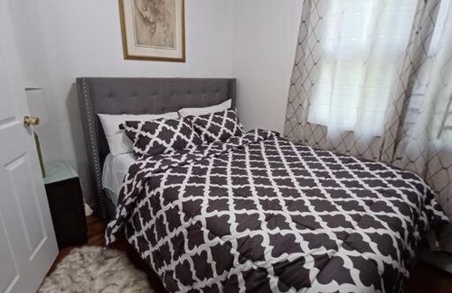 Queens Apartment | Cheerful one bedroom studio with free parking/wifi