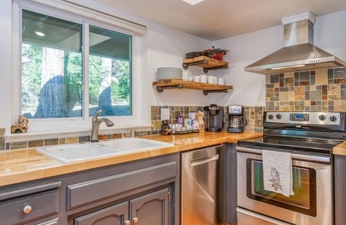 Shaver Lake Cabin | Cheerful, spacious family cabin ready for fun!