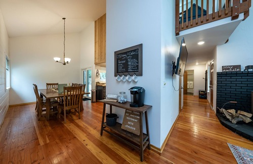 Shaver Lake Cabin | Cheerful, spacious family cabin ready for fun!