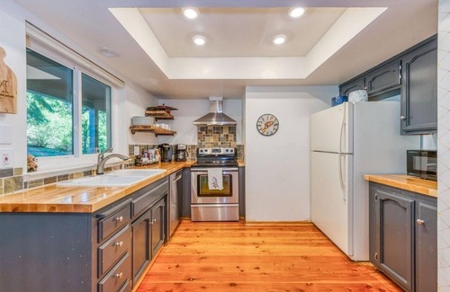Shaver Lake Cabin | Cheerful, spacious family cabin ready for fun!