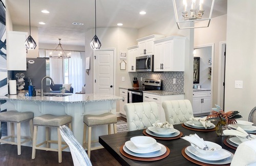 Aiken House | Cheerful spacious home-5 min to Bruce's Field/Downtown