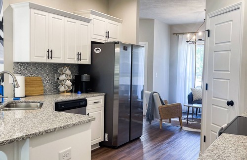 Aiken House | Cheerful spacious home-5 min to Bruce's Field/Downtown