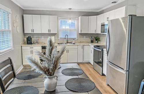 Hidden Valley House | Cheerful & Spacious in Prime Location, Ready for YOU!