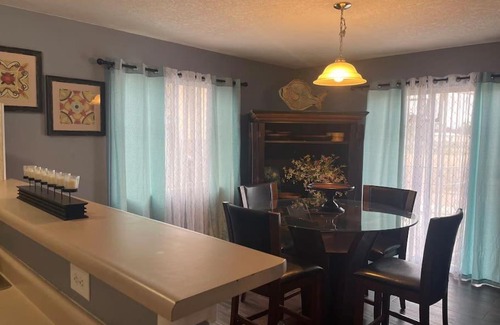 Bosque House | Cheerful Three Bedroom Home with Mountain Views