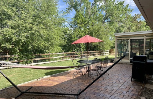 Southeast House | Cheerful three bedroom with stunning sunroom!