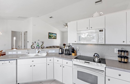 Warm Mineral Springs House | Cheerful & Vibrant Home Near Mineral Springs