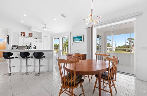 Warm Mineral Springs House | Cheerful & Vibrant Home Near Mineral Springs