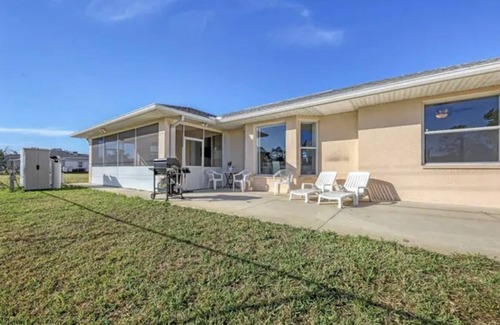 Warm Mineral Springs House | Cheerful & Vibrant Home Near Mineral Springs