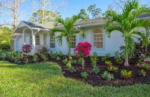 Naples Villa | Cheerfull 4/bed/3 Bath/pool/best Location