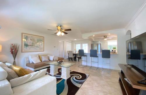 Naples Villa | Cheerfull 4/bed/3 Bath/pool/best Location