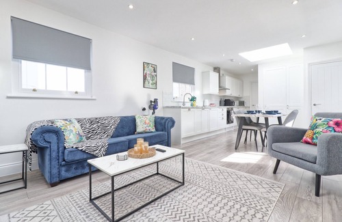 Chelmsford House | Chelmsford City Centre Stylish 2 Bedroom Duplex + Parking, Wi-fi & Netflix