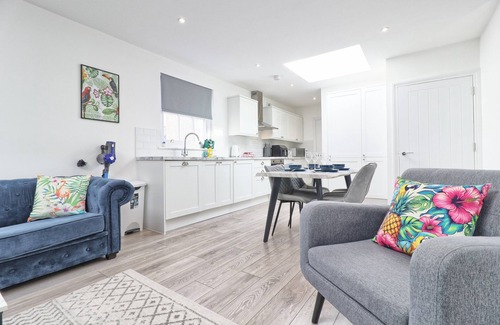 Chelmsford House | Chelmsford City Centre Stylish 2 Bedroom Duplex + Parking, Wi-fi & Netflix