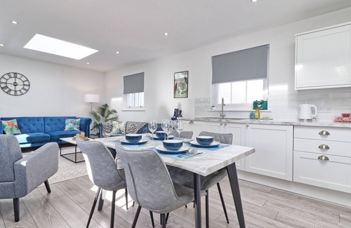 Chelmsford House | Chelmsford City Centre Stylish 2 Bedroom Duplex + Parking, Wi-fi & Netflix