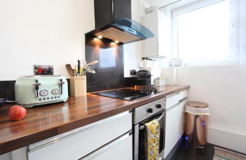 Parsons Green and Walham Apartment | Chelsea off Kings Road One Bedroom Apartment with balcony