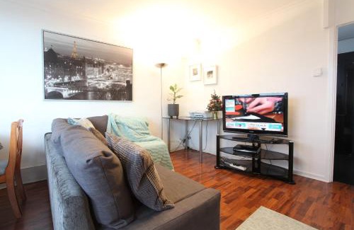 Parsons Green and Walham Apartment | Chelsea off Kings Road One Bedroom Apartment with balcony