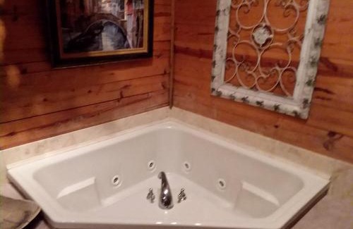 Eureka Springs Ski Chalet | Cherokee Mountain log Cabins