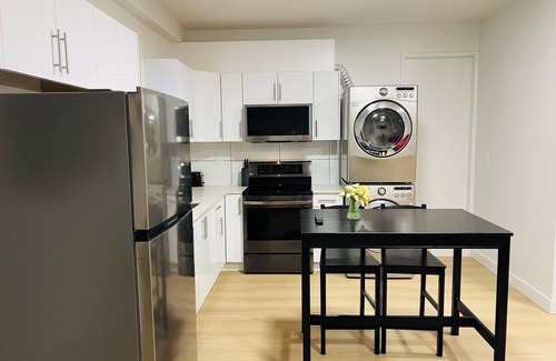 Surrey Newton House | Cherry Tree Studio. Attached kitchen,bath,laundry. Quiet. Convenient.