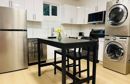 Surrey Newton House | Cherry Tree Studio. Attached kitchen,bath,laundry. Quiet. Convenient.