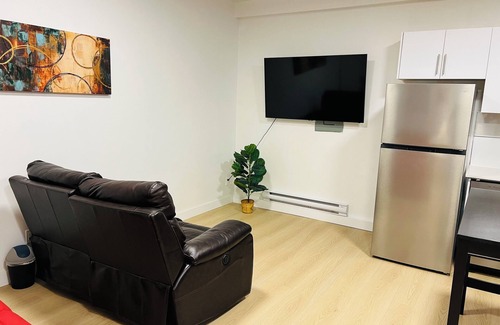 Surrey Newton House | Cherry Tree Studio. Attached kitchen,bath,laundry. Quiet. Convenient.