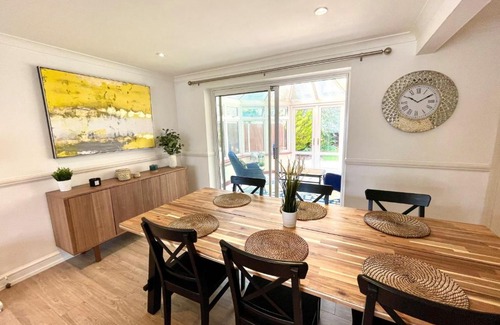 Runnymede House | Chertsey Luxurious Three Bedroom Two Bath Home 3