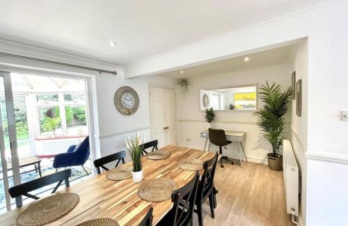 Runnymede House | Chertsey Luxurious Three Bedroom Two Bath Home 3