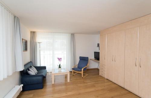 Pontresina House | Chesa Quadrella Zimmer mit Küchenzeile inklusive Bergbahnen im Sommer-ausser Studio