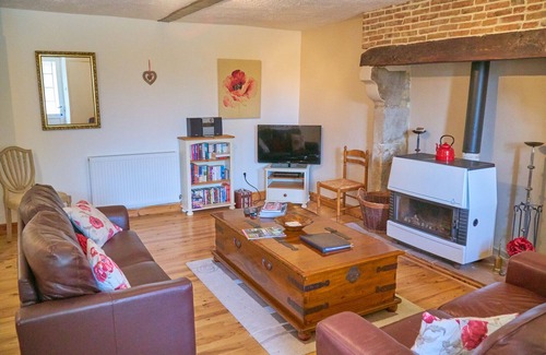 Pageas House | Chez Lucy Gite with private pool in a tranquil setting. Free fibre Sleeps 4/6