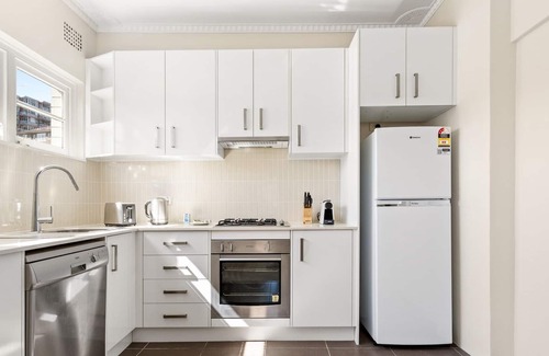 Kirribilli Apartment | Chic 1-Bed with Glimpses of the Harbour Bridge