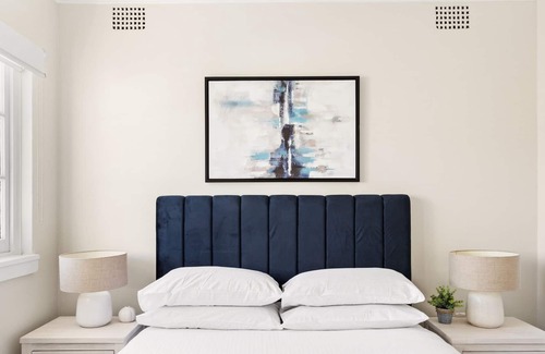 Kirribilli Apartment | Chic 1-Bed with Glimpses of the Harbour Bridge
