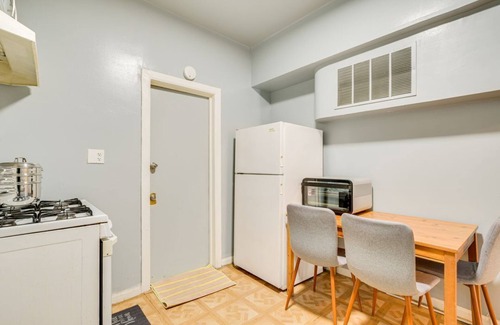 East Garfield Park Apartment | Chic 1-bedroom apartment in fantastic Chicago with WiFi, AC