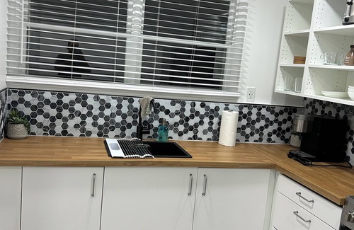 Lynn Apartment | Chic 1-bedroom apartment in cool Lynn with AC, WiFi, Full Bath and Full Kitchen