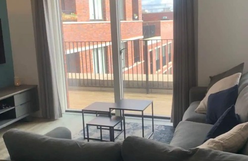 Bow Apartment | Chic 1BD Flat overlooking the canal - Hackney Wick