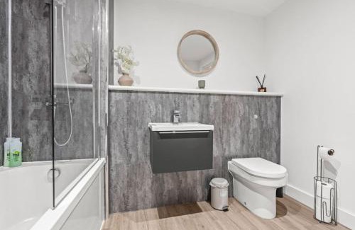 Vauxhall Apartment | Chic 2-Bed City Centre Apartment, Family-Friendly with Parking & Wi-Fi, Accommodates 4