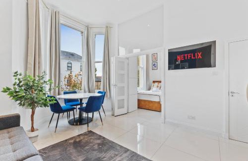 Shepherd's Bush Apartment | Chic 2 Bed Flat West London