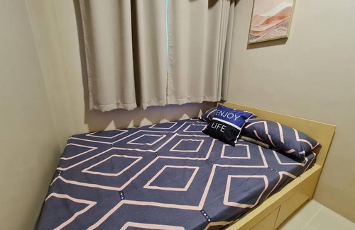 Highway Hills Apartment | Chic 2 Bedroom EDSA APT with Balcony