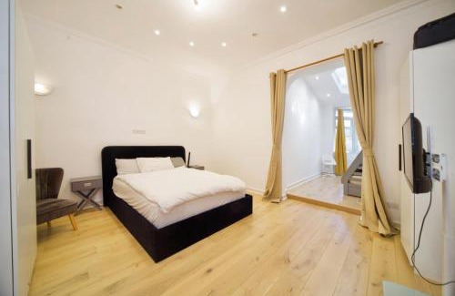 Belsize Park Apartment | Chic 2BD Flat 12 Mins from Hampstead Heath